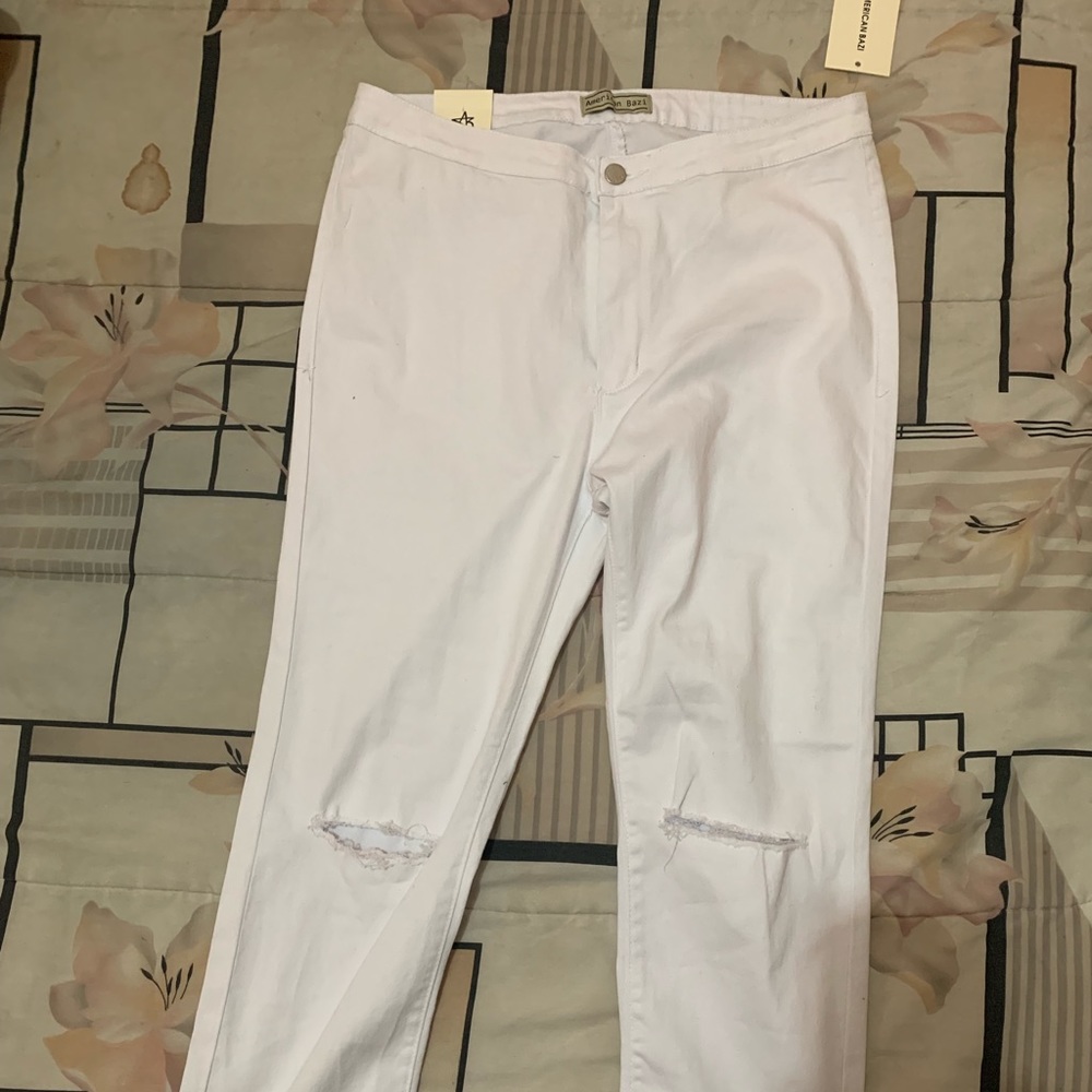 Plus size white skinny jeans.